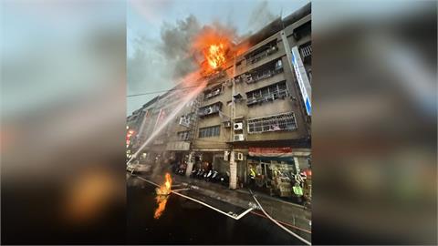 快新聞/三重民宅頂加冒大火!黑煙竄天畫面曝 1消防員熱衰竭送醫