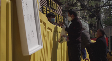武漢市場防範感染 隔兩公尺高隔欄做買賣