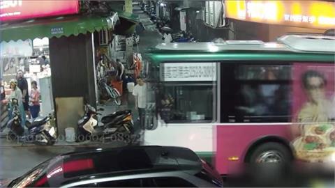 最慘滷味攤! 被公車撞到  因違規占用道路吃上罰單