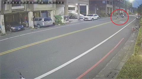 騎士行人都沒注意！　婦人穿越馬路不慎遭機車撞上