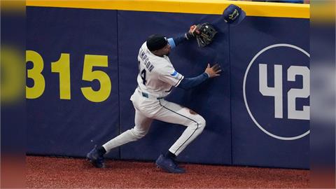 MLB(影)／光芒左外野手搏命接殺！辛普森將功折罪彌補跑壘失誤