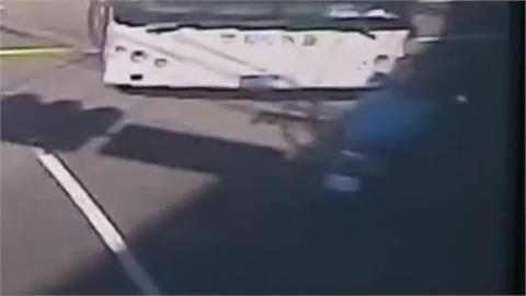 台中公車左轉撞對撞機車　64歲女騎士一度受困左腿骨折