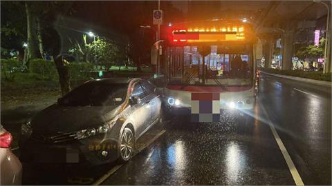 快新聞/衰!北市內湖公車爆胎「失控衝路旁」 2轎車無辜被撞