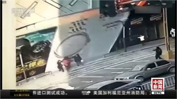 中國吉林吹怪風！大型看板遭吹垮砸傷4路人