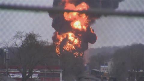 貨運列車出軌引大火 俄亥俄小鎮宣布緊急狀態