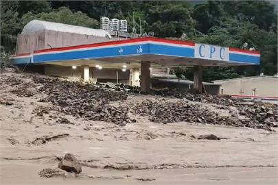 卡努豪雨強襲　南投仁愛鄉加油站遭土石流掩埋