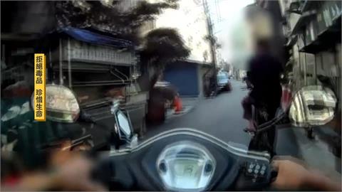 毒駕單手騎單車！騎士「全身抖動」遭警攔　趁隙把毒丟水溝