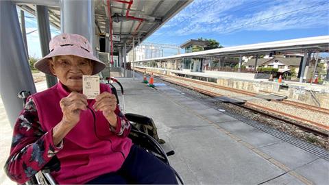 台中警官92歲母坐輪椅進月台遭拒　竟要她「站起來」台鐵致歉了