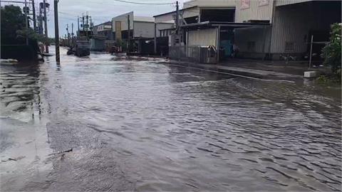 雲林西螺大雨狂炸！　菜車涉水通過　地瓜葉慘泡水