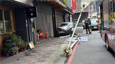 恍神？男租車撞斷燈桿棄車落跑　住處查獲毒品竟還是通緝犯