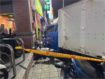 快新聞／驚悚！三重嚴重車禍　貨車逆向衝撞20車1女當場亡