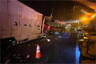 國1中山高台南仁德段半聯結車追撞4車　釀1死5傷