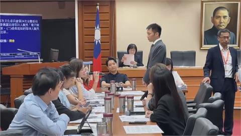 李洋赴立院備詢遇朝野起口角　一度「罰站」尷尬夾中間