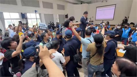 名間鄉長率領反焚化爐自救會抗議　茶師被包圍引發警民衝突