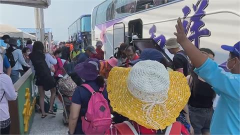 連假首日！小琉球估兩萬人登島　住宿一房難求、出租機車搶光光