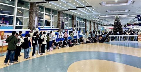 韓女團成員輝人WHEE IN抵台  數百名歌迷高雄機場接機