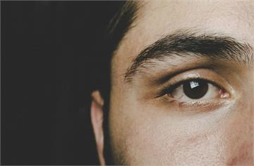 走路老撞桌角、找嘸身旁物品   非笨手笨腳！小心青光眼早上門