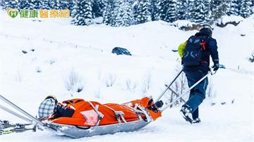 滑雪跌倒意外發現6公分骨腫瘤!醫提醒:夜間疼痛、持續腫脹是警訊