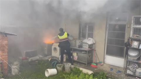 苗栗民宅後院起火　「洗衣機燒成火爐」警員神救援