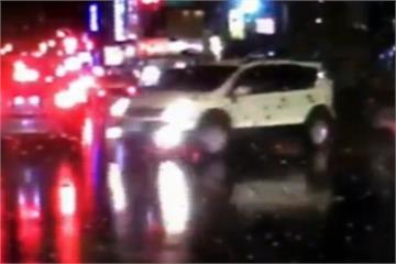 貪快！ 跨雙黃線左轉 導致五車連環撞