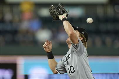 MLB(影)/白襪二壘手小飛球漏接K頭烏龍失誤 皇家趁機九局下逆轉勝