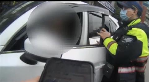 多元計程車併排違停　遭員警開單　駕駛氣不過辱罵三字經還襲警
