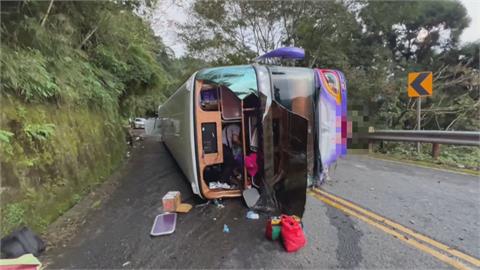 疑煞車失靈擦撞山壁　太平山遊覽車翻覆39人輕重傷！70歲婦人送醫不治