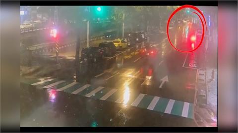 疑雨天+車速過快失控打滑　轎車連撞路旁3輛偵防車