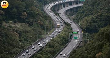 勞動節連假迎出遊車潮！高公局估「國5恐塞爆」　1招省至少30分鐘