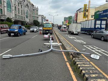 彰化路燈被車撞倒擊中另2車　肇事男受傷送醫
