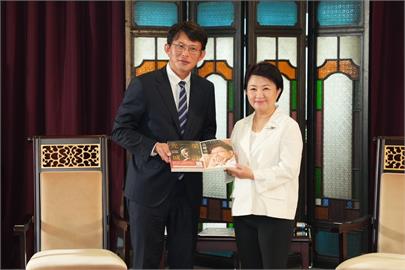 黃國昌赴中市府拜會 盧秀燕讚他非常有理念:開會從不遲到早退
