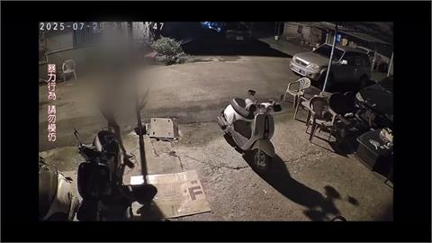 男子不滿深夜狗吠吵到小孩睡覺　持掃帚爆打黑狗