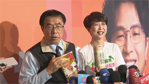 快新聞／沈伯洋雞蛋糕新吃法！沾東泉辣椒醬喊好吃　黃偉哲要送1物來PK