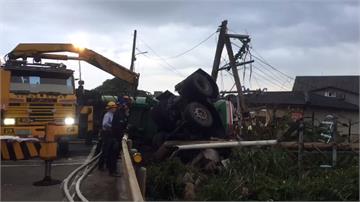 滿載「醋酸」化學槽車自撞翻覆  駕駛無生命跡象