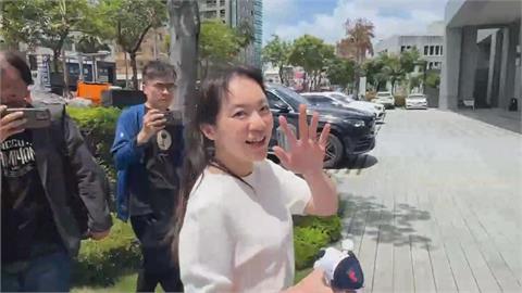 七夕情人節！陳幸妤收花束玩偶超開心　稱「不排斥下一次戀愛」