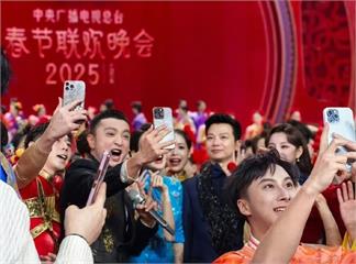 華為狂置入中國春晚　主持人被抓包「用iPhone」網酸爆