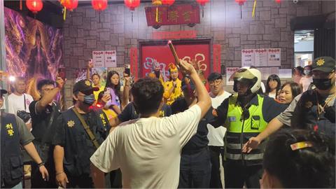 "尬電師父"遭踢館! 穿道袍迎戰 雙方信徒廟前叫囂