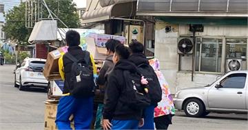回收嬤推車險遭吹翻!「清水4國中生秒衝上前」畫面曝光 網讚:好暖心