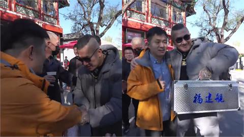 館長赴北京被包圍!粉絲「手抖送禮、落淚」畫面全被拍…小粉紅傻眼:激動什麼