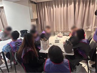 百家樂賭場藏身平鎮商辦大樓 警凌晨破門逮30人