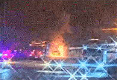 快新聞／國3南港段火燒車　引擎蓋「爆噴火花」驚悚畫面曝