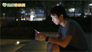 睡前玩手遊突胸痛！34歲男心肌梗塞　醫：3大警訊別忽視