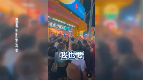 刮刮樂"百萬得主"發紅包 吸引大批民眾搶領沾好運
