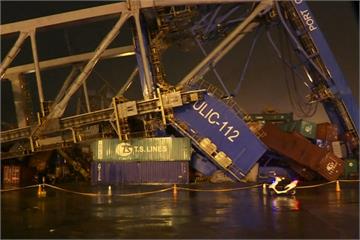 近2萬噸貨輪撞基隆港 2億起重機全毀