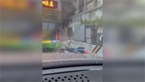 快新聞／新竹路面淹成河！騎士被沖倒地險撞公車　驚險畫面曝
