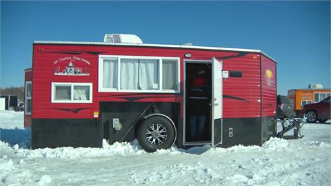 美國「釣魚小屋」爆紅！　設備超齊全　輕鬆享受冰上釣魚樂趣
