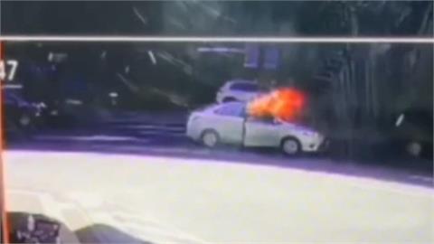真火爆！轎車突停車騎士險撞上　怒丟「蝴蝶炮」炸駕駛