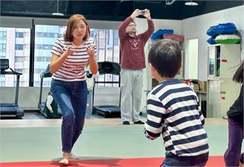 新北婦幼安全防護過好年　陳乃瑜攜手警察局推廣簡易防身術
