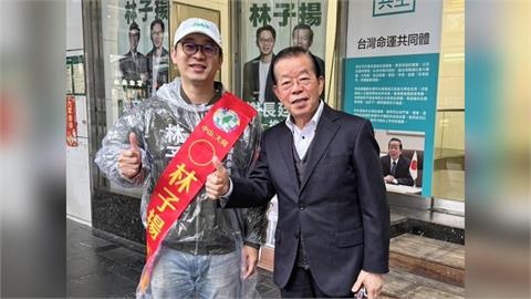 林子揚雨中獨自車掃 謝長廷現身勉勵「要加油!大家都在看」