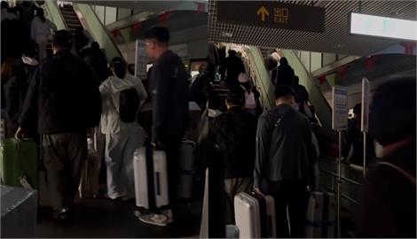 快新聞／機捷驚傳電力異常！旅客慘扛行李走手扶梯　桃捷公司回應了
